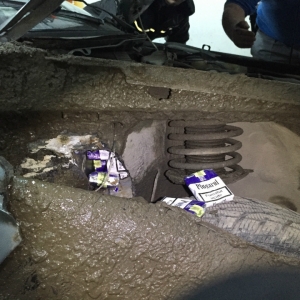 Ţigări de contrabandă ascunse sub bordul unui autoturism, descoperite la P.T.F. Sculeni