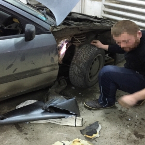 Ţigări de contrabandă ascunse sub bordul unui autoturism, descoperite la P.T.F. Sculeni