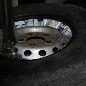 Un microbuz circula cu o roată umflată cu ţigări de contrabandă