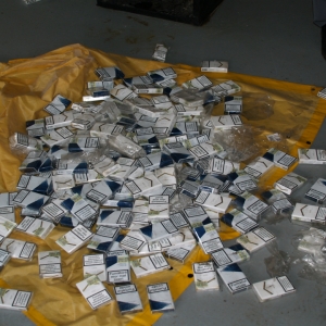 Un microbuz circula cu o roată umflată cu ţigări de contrabandă