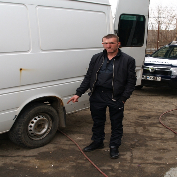 Un microbuz circula cu o roată umflată cu ţigări de contrabandă