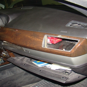 Ţigări ascunse în bordul unui autoturism depistate în P.T.F. Siret