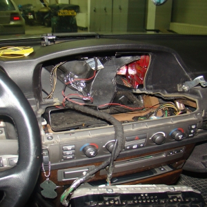 Ţigări ascunse în bordul unui autoturism depistate în P.T.F. Siret