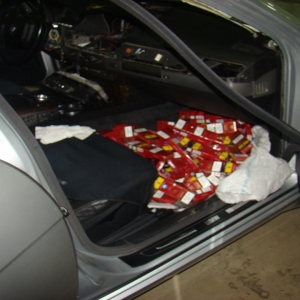 Ţigări ascunse în bordul unui autoturism depistate în P.T.F. Siret