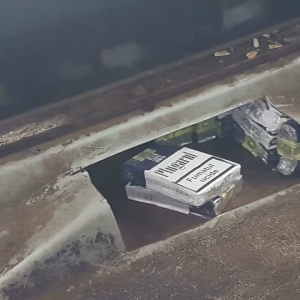 Ţigări de contrabandă ascunse într-un autoturism, descoperite la frontieră