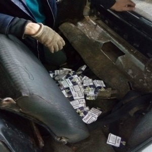 Ţigări de contrabandă ascunse într-un autoturism, descoperite la frontieră