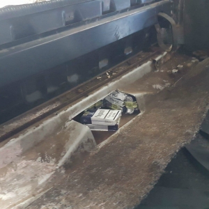 Ţigări de contrabandă ascunse într-un autoturism, descoperite la frontieră