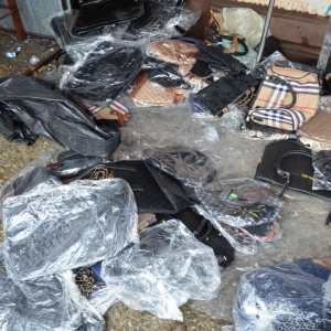 Bunuri susceptibile a fi contrafăcute,confiscate de poliţiştii de frontieră gălăţeni