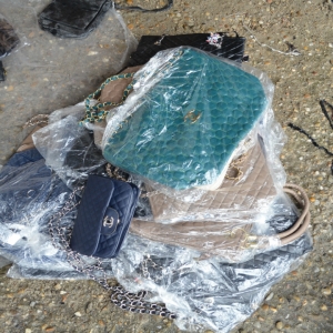 Bunuri susceptibile a fi contrafăcute,confiscate de poliţiştii de frontieră gălăţeni