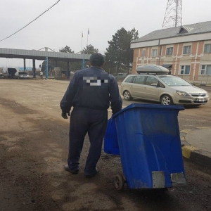 Un lucrător al unei firme de salubrizare din P.T.F. Albita este cercetat pentru contrabandă cu ţigări