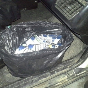 Autoturisme blindate cu ţigări de contrabandă depistate la frontieră