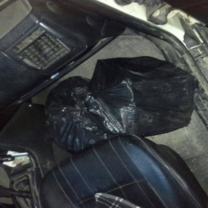 Autoturisme blindate cu ţigări de contrabandă depistate la frontieră