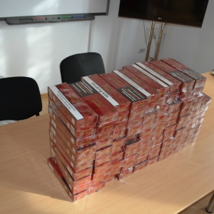Ţigări de contrabandă, confiscate de poliţişti de frontieră