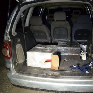 Urmărire în trafic şi focuri de armă pentru reţinerea contrabandiştilor de ţigări