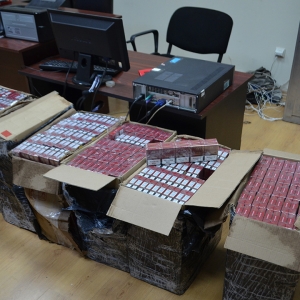 Țigări de contrabandă descoperite la frontiera „verde”