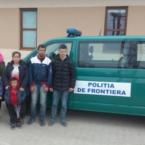 Opt migranţi depistaţi la frontiera verde