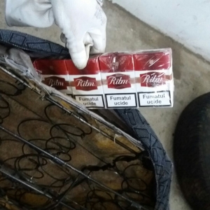 Ţigarete de contrabandă, descoperite de polițiștii de frontieră