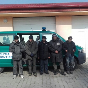 Nouă migranți, printre care o femeie însărcinată în luna a opta, depistați la frontiera cu Serbia