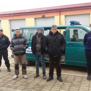 Nouă migranți, printre care o femeie însărcinată în luna a opta, depistați la frontiera cu Serbia