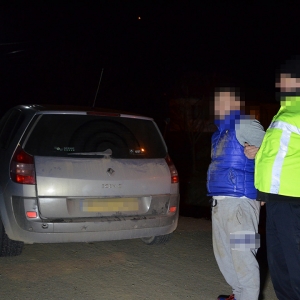 Țigări transportate cu snow-mobilul și ascunse într-un scaun auto pentru copii, descoperite de polițiștii de frontieră