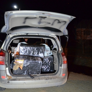 Țigări transportate cu snow-mobilul și ascunse într-un scaun auto pentru copii, descoperite de polițiștii de frontieră