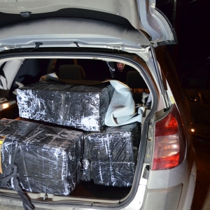 Țigări transportate cu snow-mobilul și ascunse într-un scaun auto pentru copii, descoperite de polițiștii de frontieră