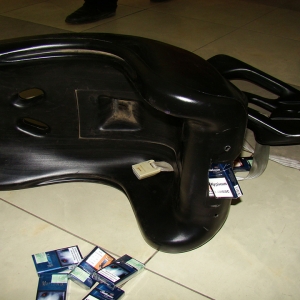 Țigări transportate cu snow-mobilul și ascunse într-un scaun auto pentru copii, descoperite de polițiștii de frontieră