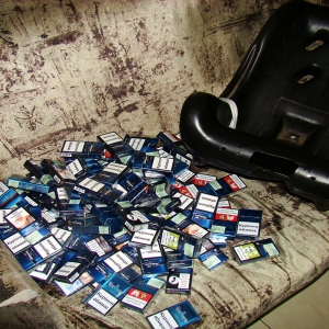 Țigări transportate cu snow-mobilul și ascunse într-un scaun auto pentru copii, descoperite de polițiștii de frontieră