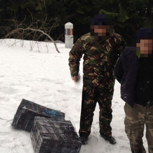 Țigări transportate cu snow-mobilul și ascunse într-un scaun auto pentru copii, descoperite de polițiștii de frontieră