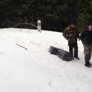 Țigări transportate cu snow-mobilul și ascunse într-un scaun auto pentru copii, descoperite de polițiștii de frontieră