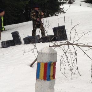 Țigări transportate cu snow-mobilul și ascunse într-un scaun auto pentru copii, descoperite de polițiștii de frontieră