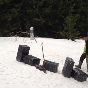 Țigări transportate cu snow-mobilul și ascunse într-un scaun auto pentru copii, descoperite de polițiștii de frontieră