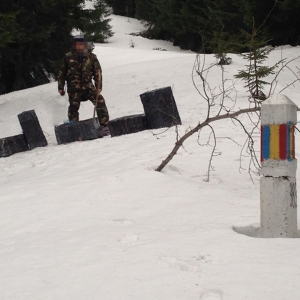 Țigări transportate cu snow-mobilul și ascunse într-un scaun auto pentru copii, descoperite de polițiștii de frontieră