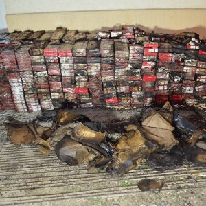 Au incendiat intenționat țigările de contrabandă, pentru a scăpa de polițiștii de frontieră