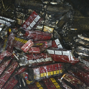 Au incendiat intenționat țigările de contrabandă, pentru a scăpa de polițiștii de frontieră