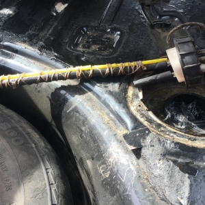 Ţigarete de contrabandă, descoperite în rezervorul unui autoturism