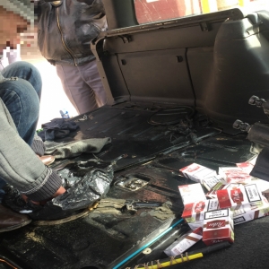 Ţigarete de contrabandă, descoperite în rezervorul unui autoturism