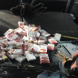 Ţigarete de contrabandă, descoperite în rezervorul unui autoturism