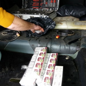 Ţigarete de contrabandă, descoperite de polițiștii de frontieră