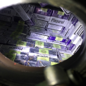 Ţigarete de contrabandă, descoperite de polițiștii de frontieră