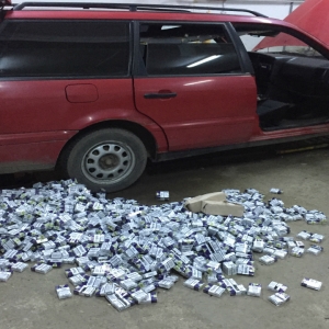 Ţigarete de contrabandă, descoperite de polițiștii de frontieră