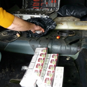 Ţigarete de contrabandă, descoperite de polițiștii de frontieră