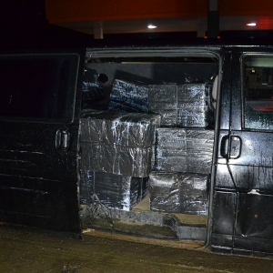 Peste 32.000 pachete cu țigări, confiscate la frontiera de nord