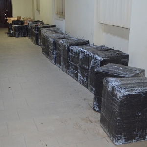 Peste 32.000 pachete cu țigări, confiscate la frontiera de nord