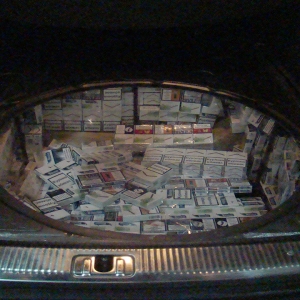 Peste 32.000 pachete cu țigări, confiscate la frontiera de nord