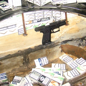 Peste 32.000 pachete cu țigări, confiscate la frontiera de nord