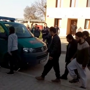 Migranți iranieni și afgani, opriţi la frontiera cu Serbia