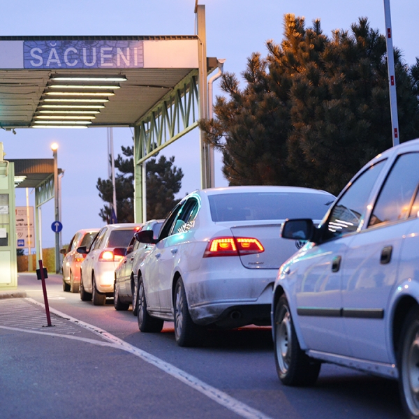 Autoturism cu certificat de înmatriculare fals, descoperit la frontieră