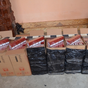 Trei tineri cercetaţi pentru contrabandă în formă agravantă,  reținuți pentru 24 de ore