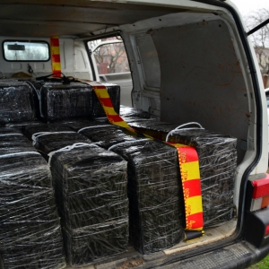 400.000 de țigări de contrabandă, în valoare de 185.000 lei, confiscate de poliţiştii de frontieră